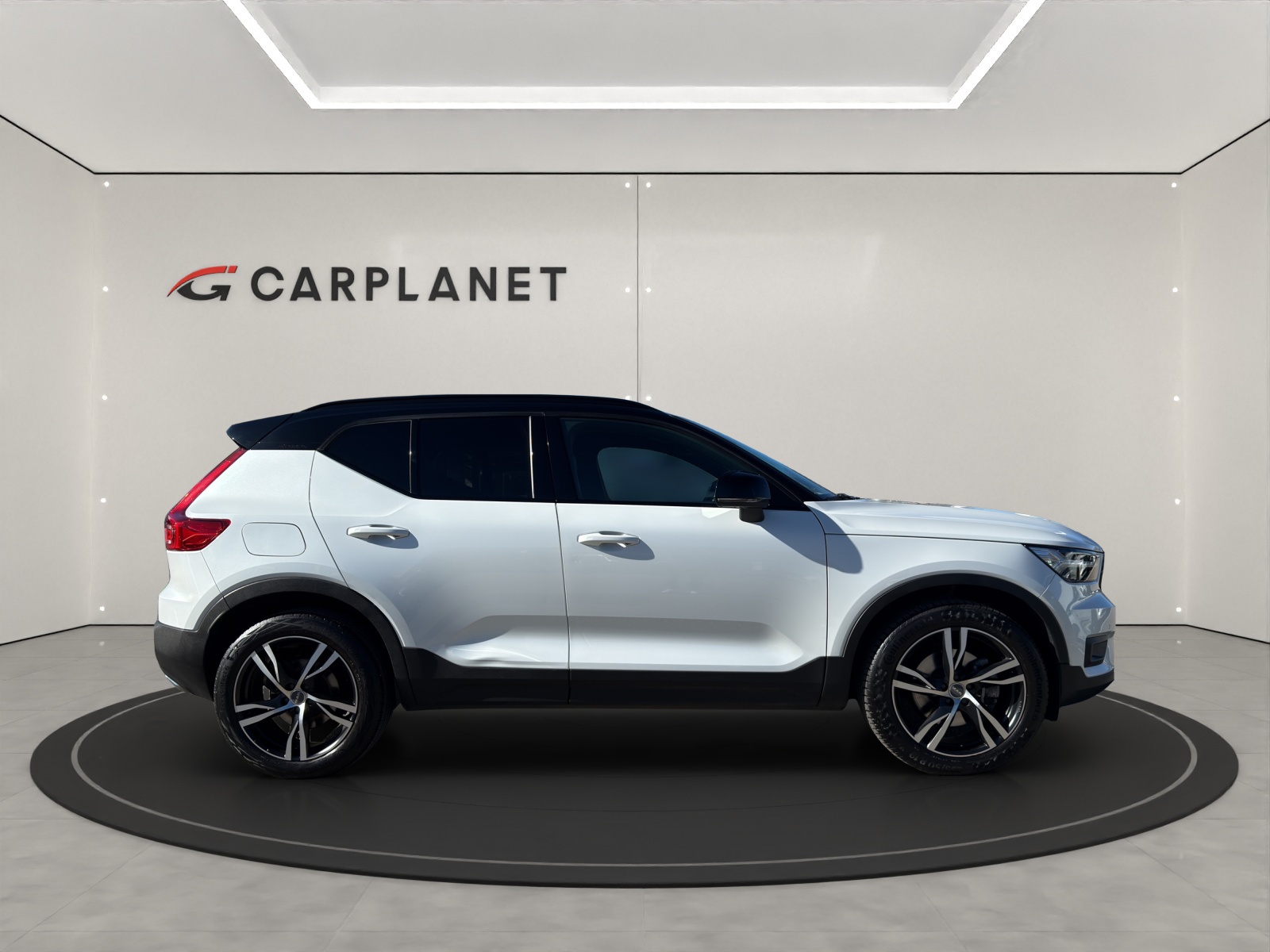 VOLVO XC40 2.0 T5 R-Design AWD-image-2