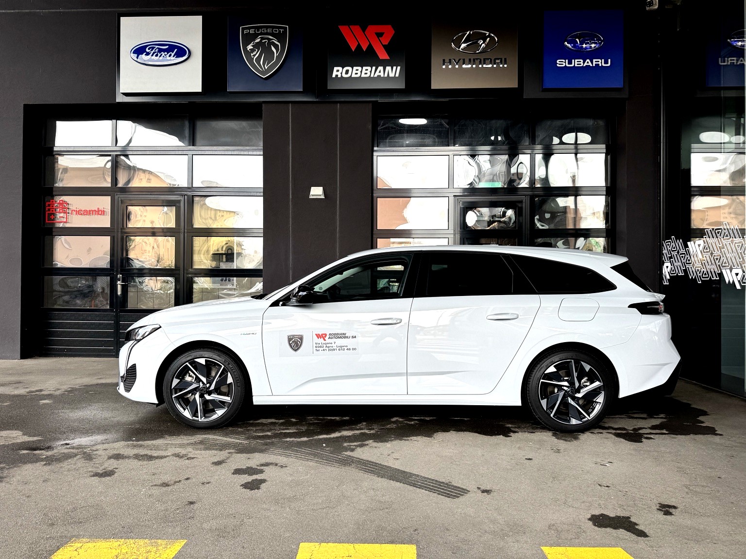 PEUGEOT 308 SW 1.6 PHEV 180 Allure-showroom-element-1