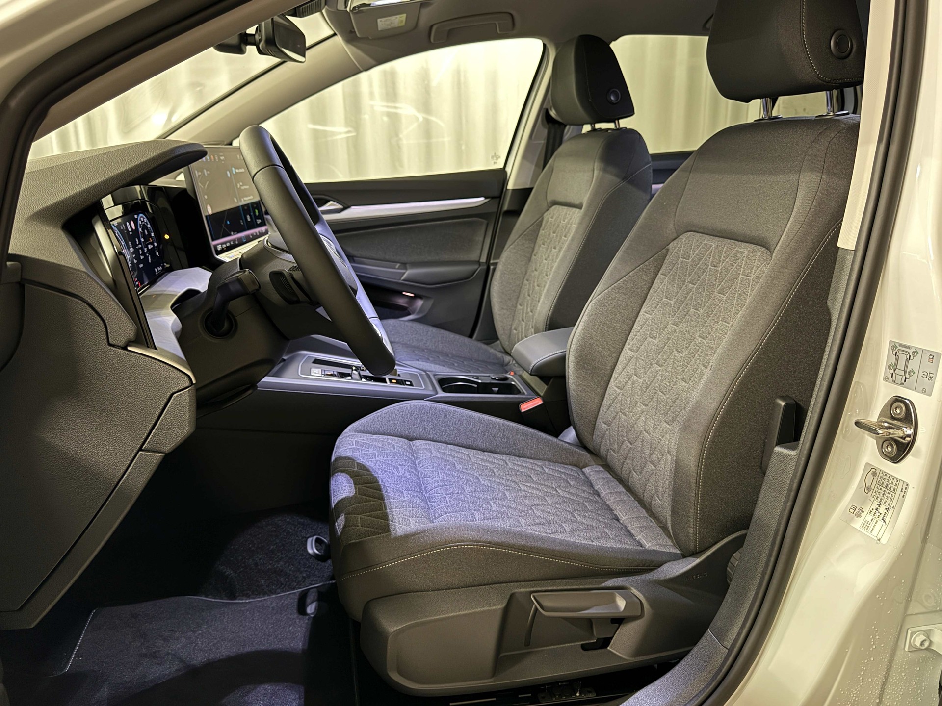 VW Golf 1.5 TSI PHEV Life-image-7