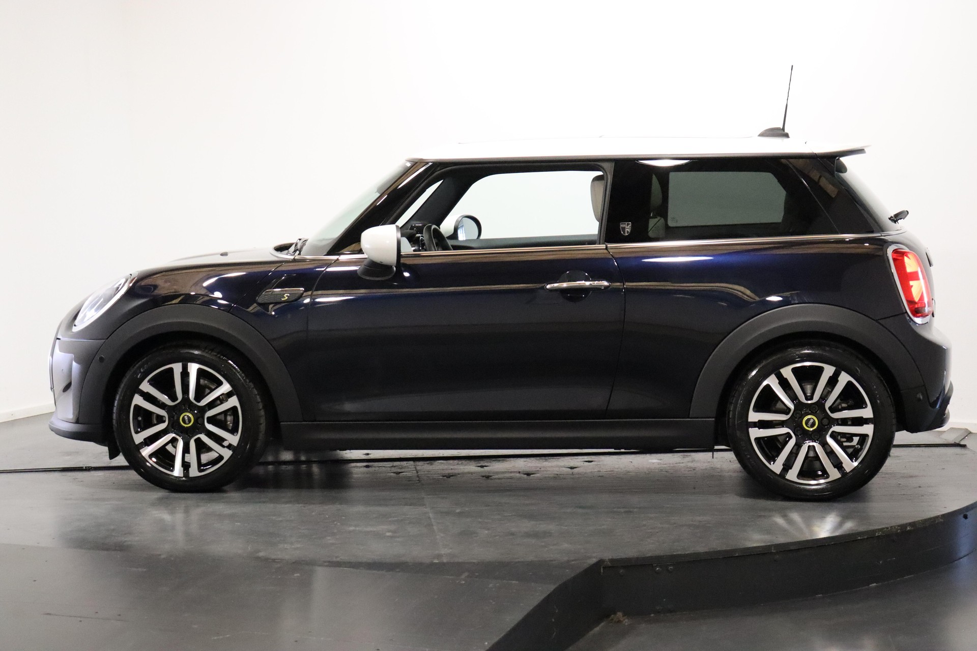 MINI F56 Cooper SE-image-2
