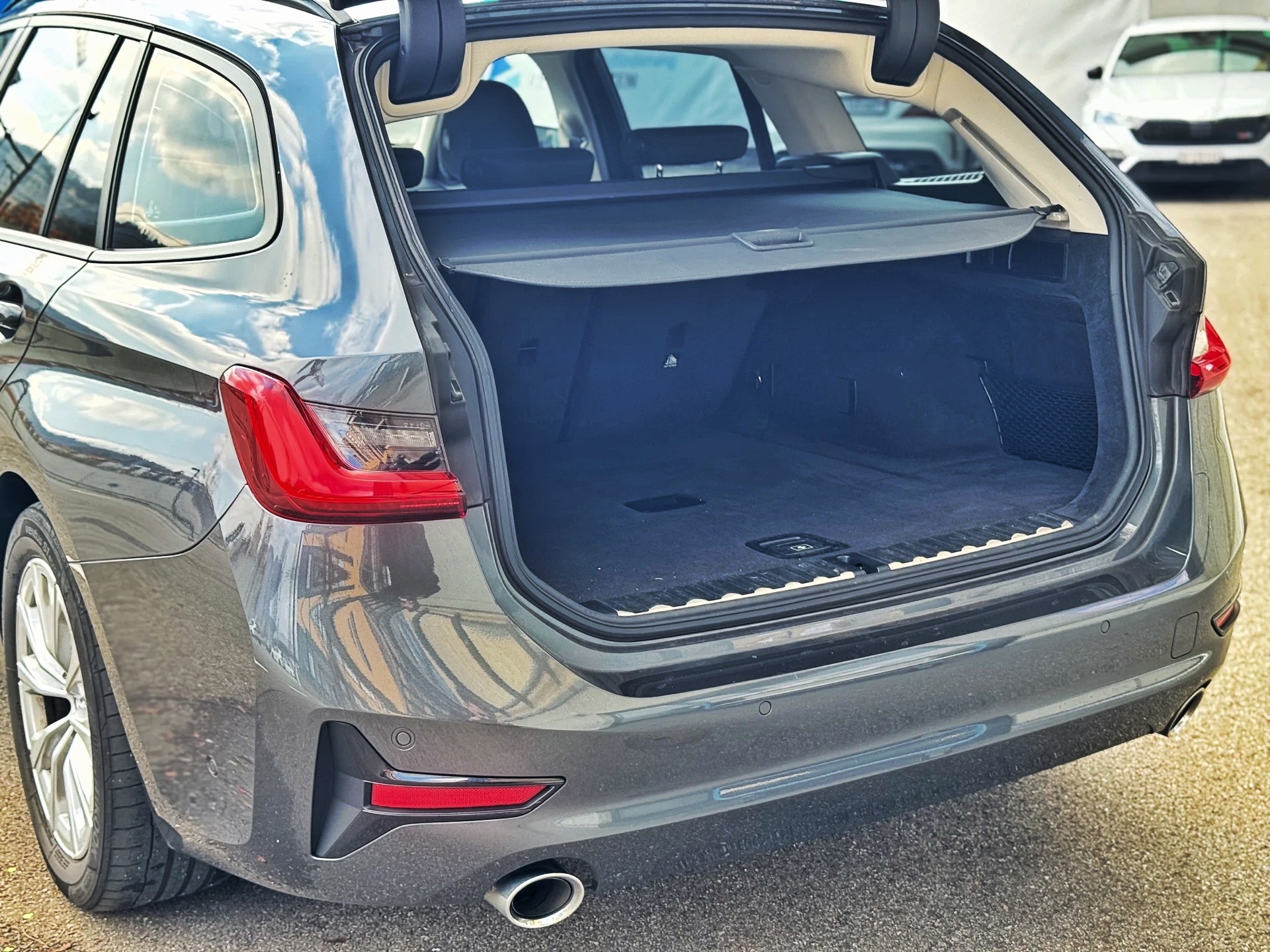 BMW 320d xDrive Touring Steptronic-image-9