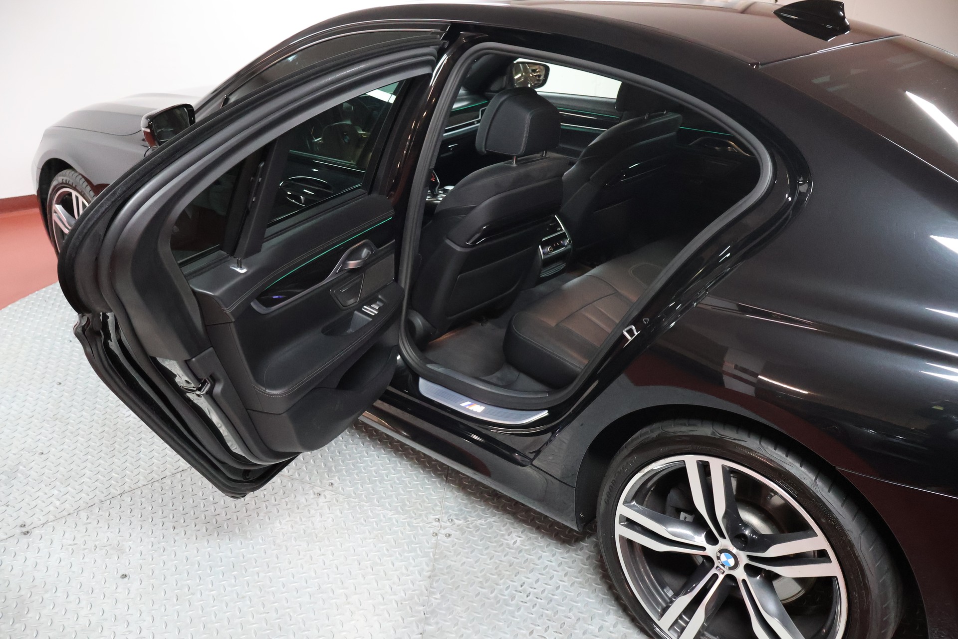BMW 740d xDrive Steptronic M Sportpaket-image-17