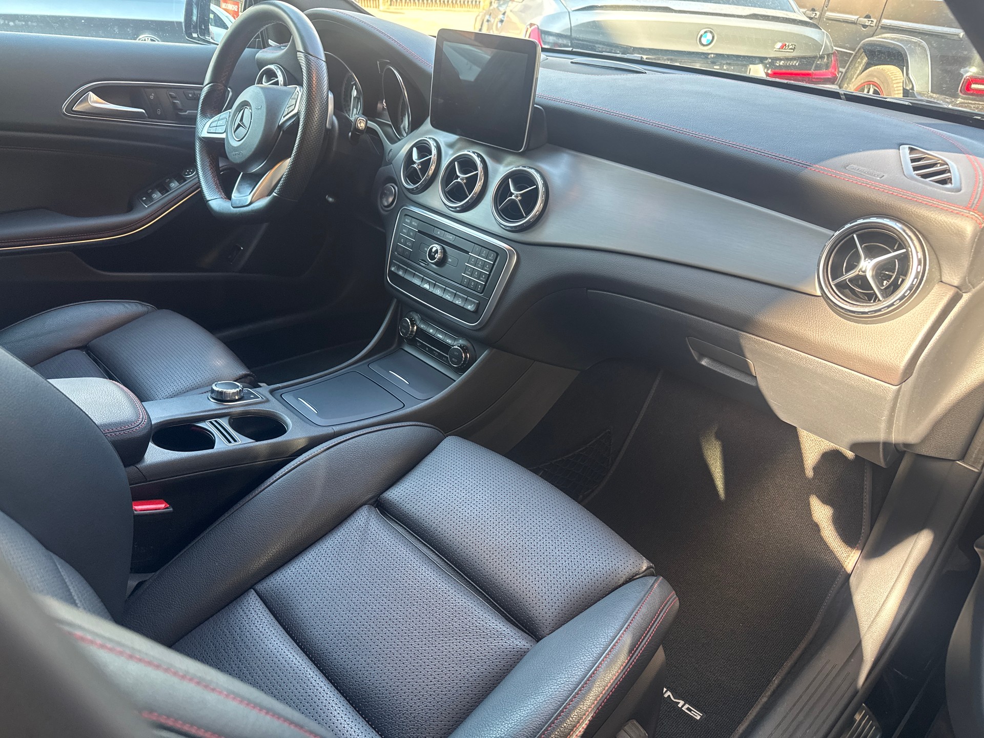 MERCEDES-BENZ GLA 250 AMG Line 4Matic 7G-DCT-showroom-element-3