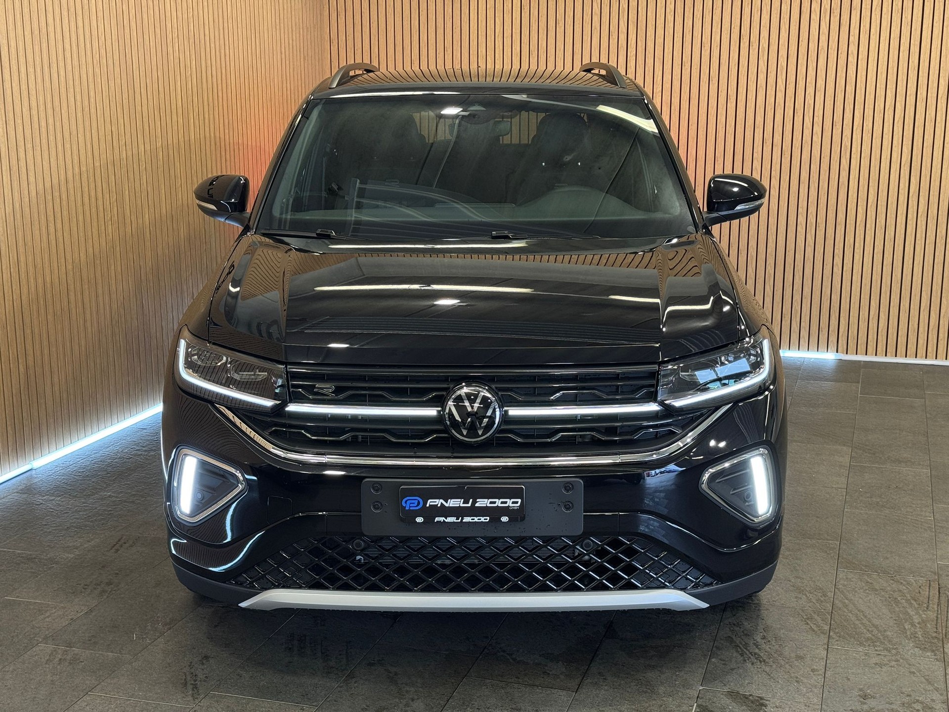 VW T-Cross 1.0 TSI EVO R-Line DSG *Deep Black*-showroom-element-1