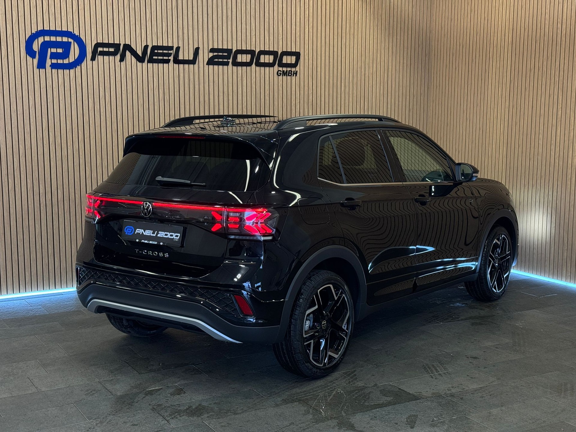 VW T-Cross 1.0 TSI EVO R-Line DSG *Deep Black*-showroom-element-3