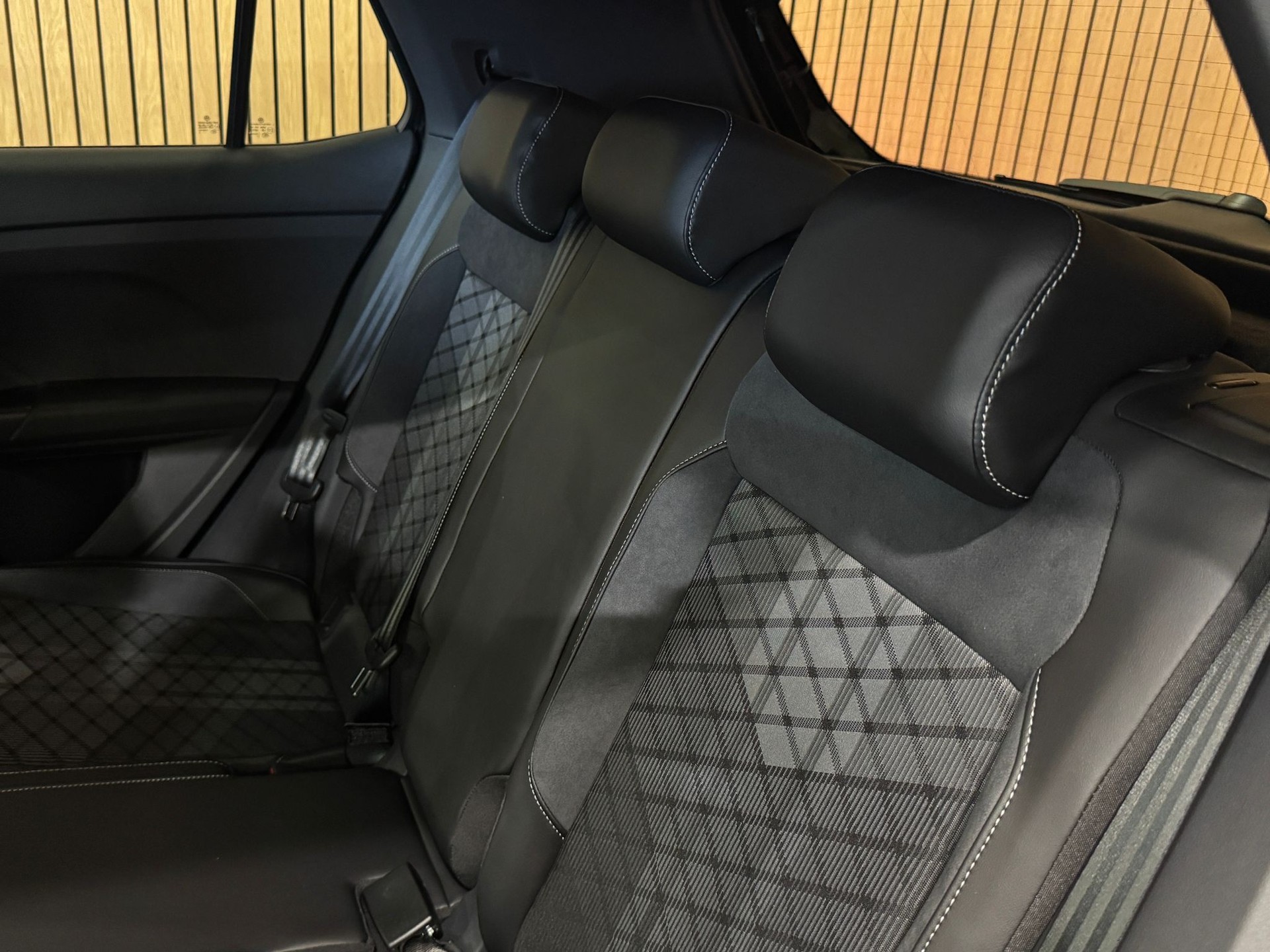 VW T-Cross 1.0 TSI EVO R-Line DSG *Deep Black*-image-22