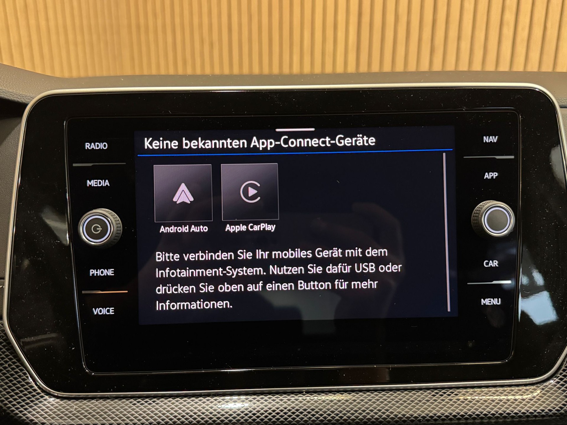 VW T-Cross 1.0 TSI EVO R-Line DSG *Deep Black*-image-16