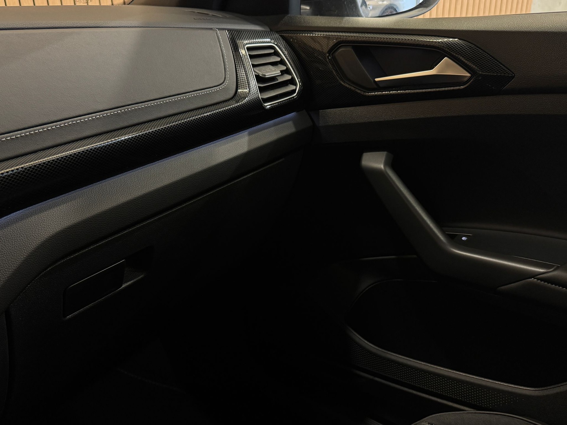VW T-Cross 1.0 TSI EVO R-Line DSG *Deep Black*-image-20