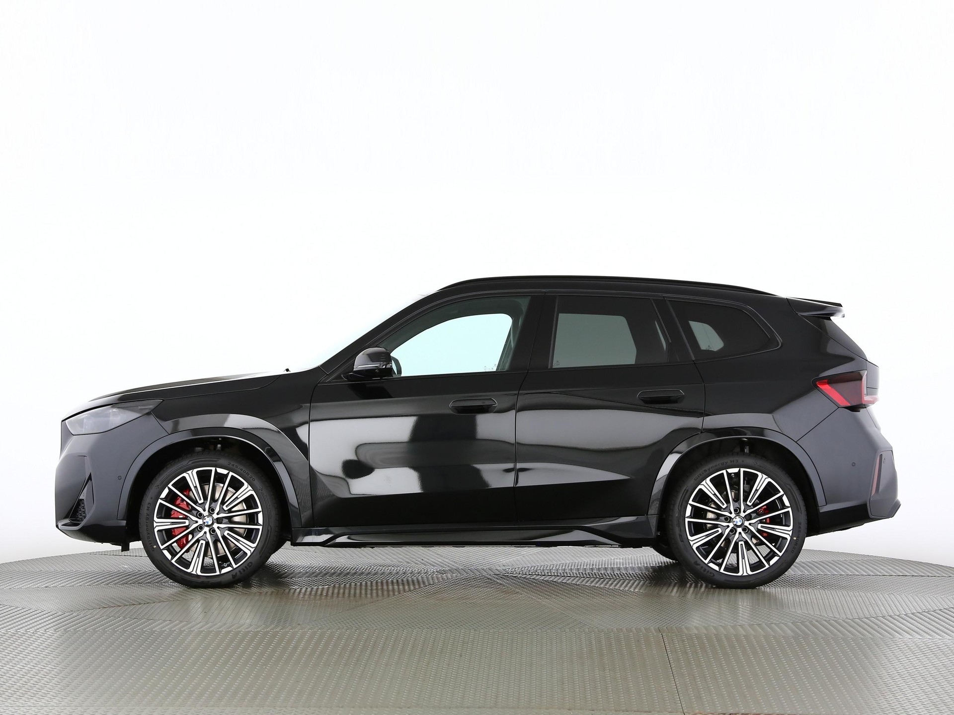 BMW iX1 30 xDrive-image-11