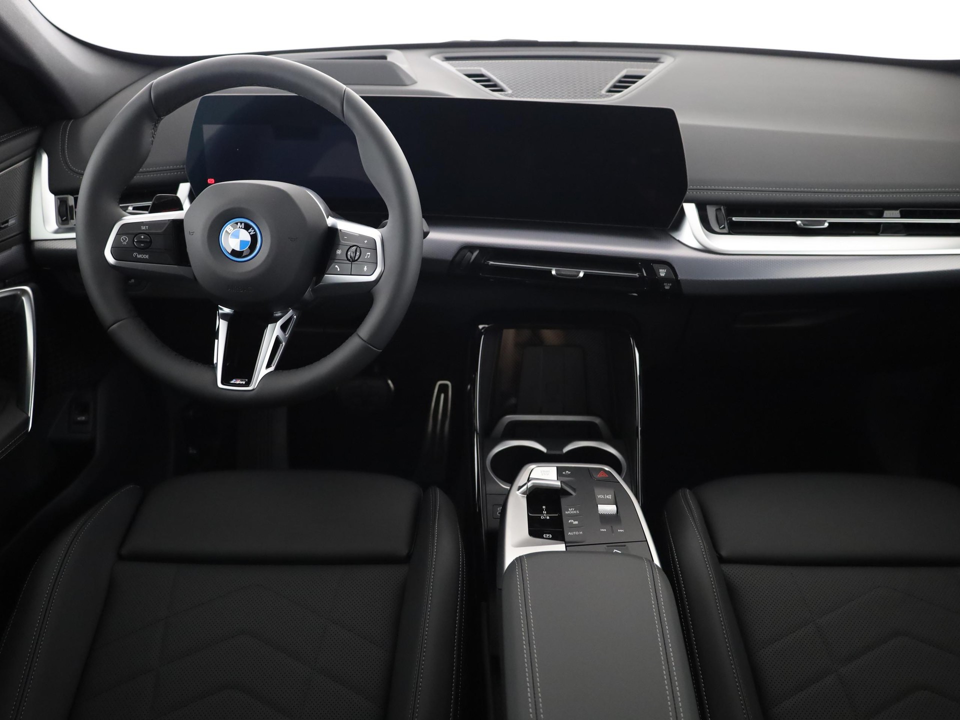 BMW iX1 30 xDrive-image-5