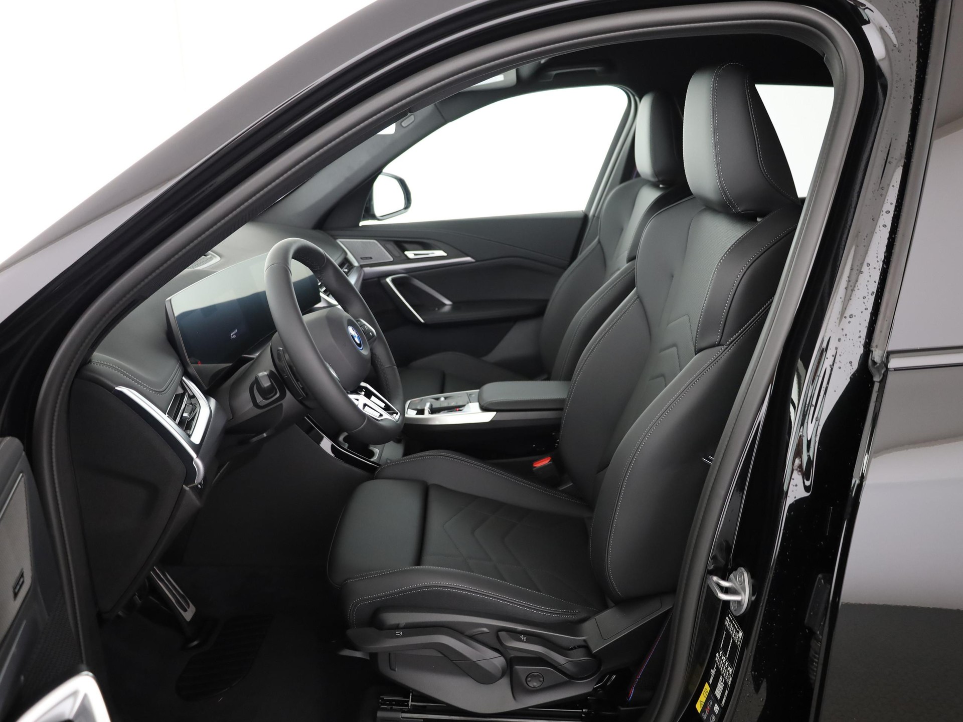 BMW iX1 30 xDrive-image-4