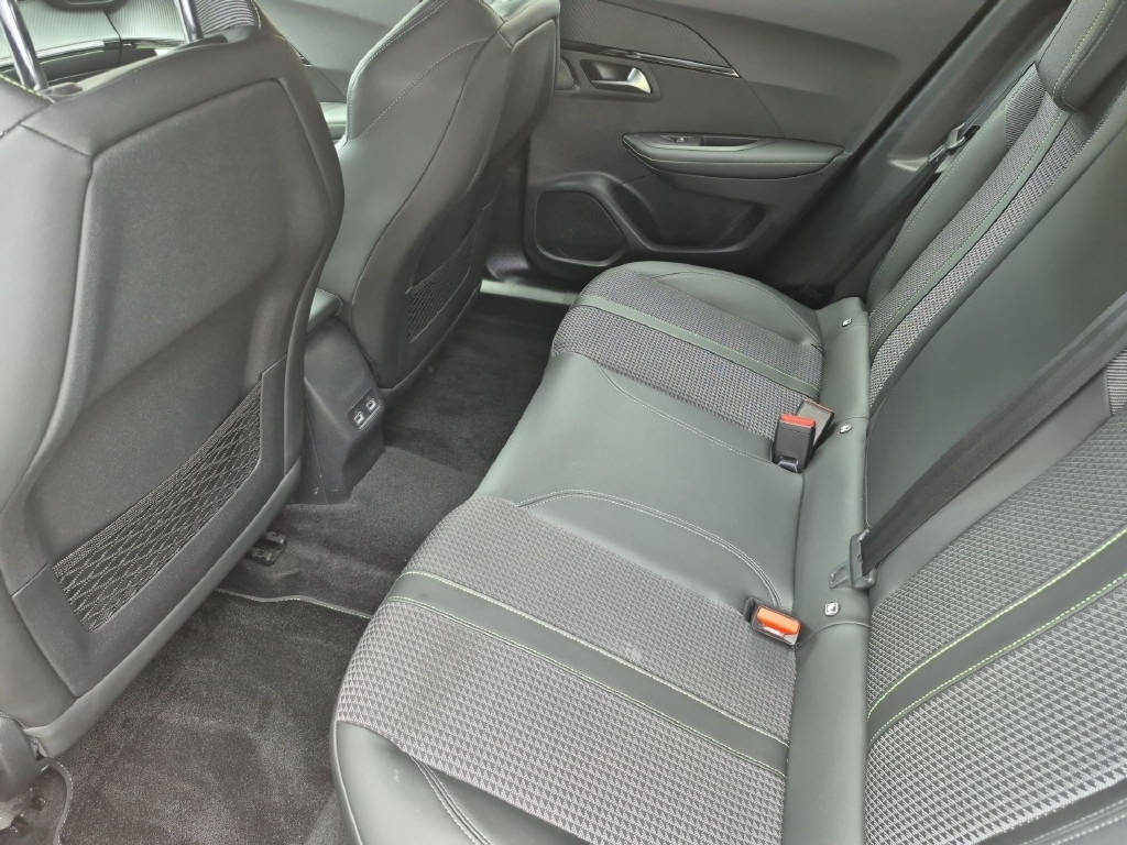 PEUGEOT 2008 Essence 130ch EAT8 GT-image-10