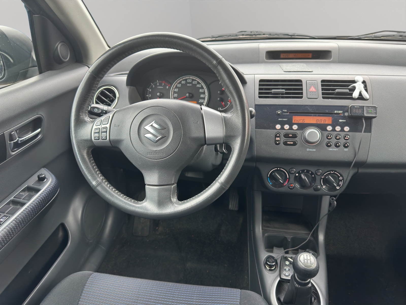 SUZUKI Swift 1.3i 16V GL Top 4x4-image-8
