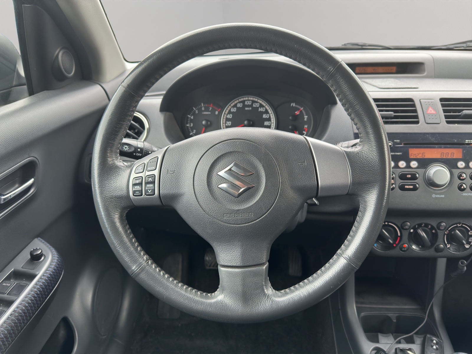 SUZUKI Swift 1.3i 16V GL Top 4x4-image-14