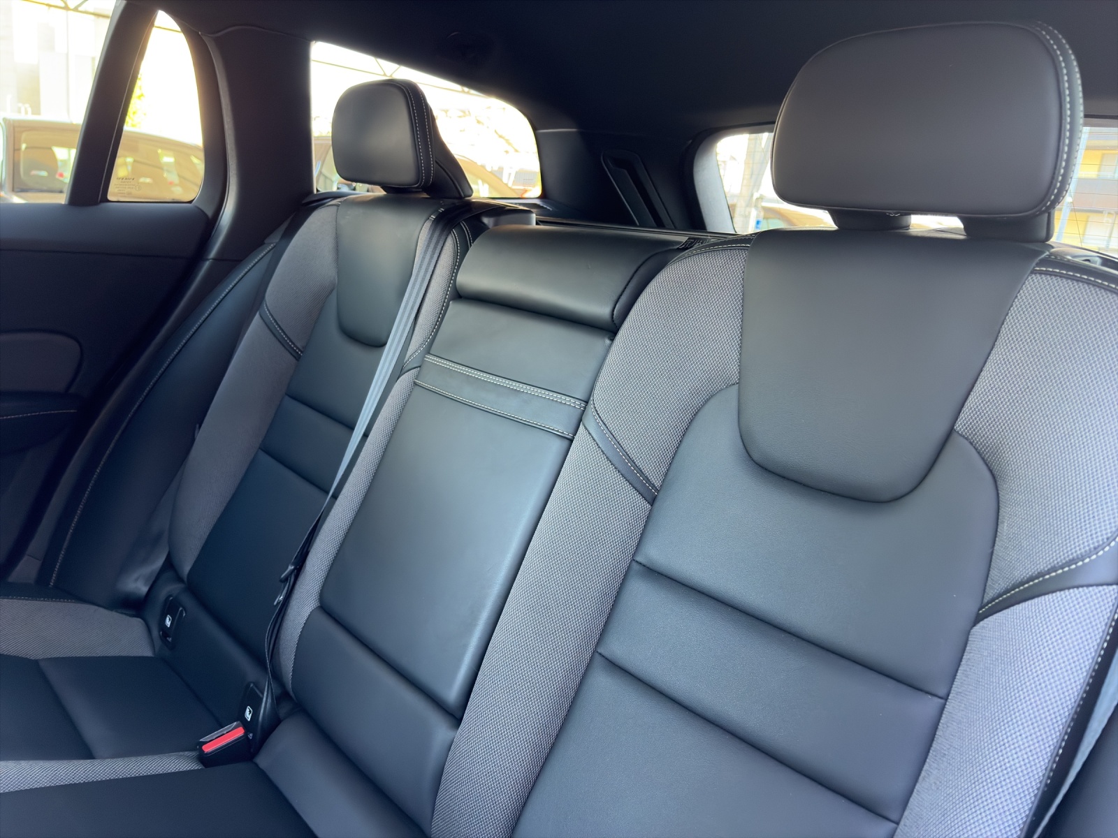 VOLVO V60 2.0 B5 R-Design AWD-image-16