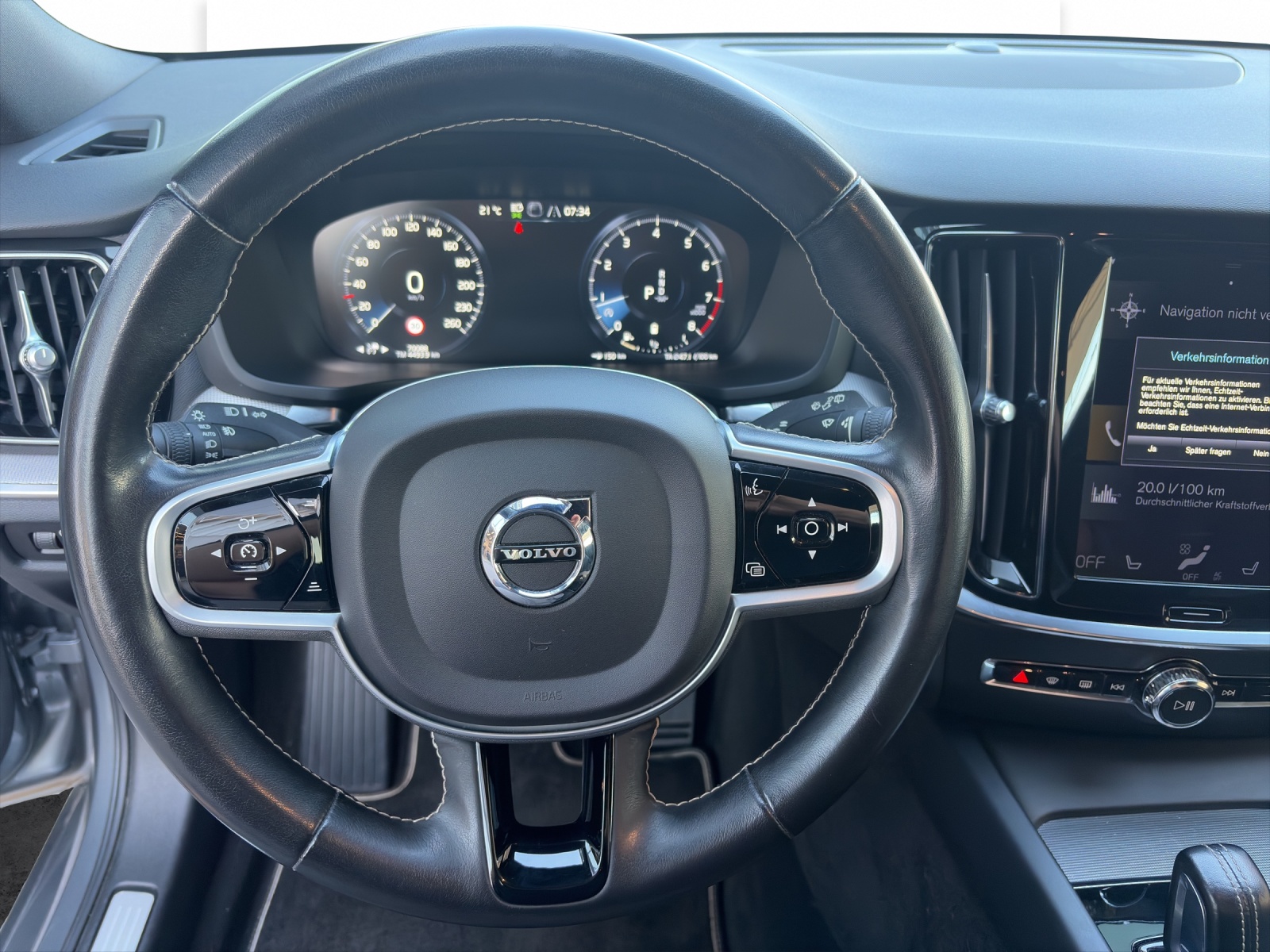 VOLVO V60 2.0 B5 R-Design AWD-image-11