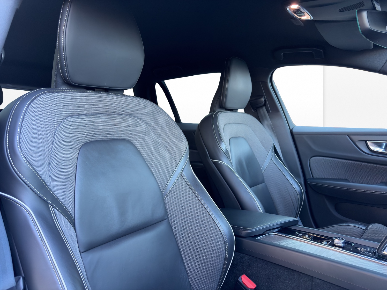 VOLVO V60 2.0 B5 R-Design AWD-image-15