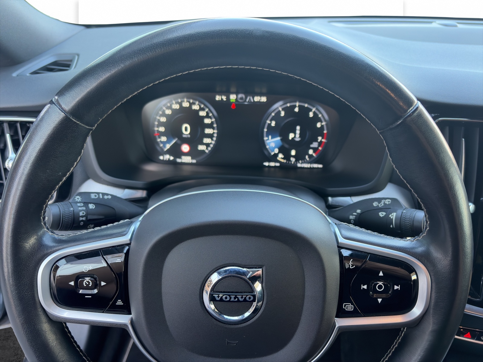 VOLVO V60 2.0 B5 R-Design AWD-image-12