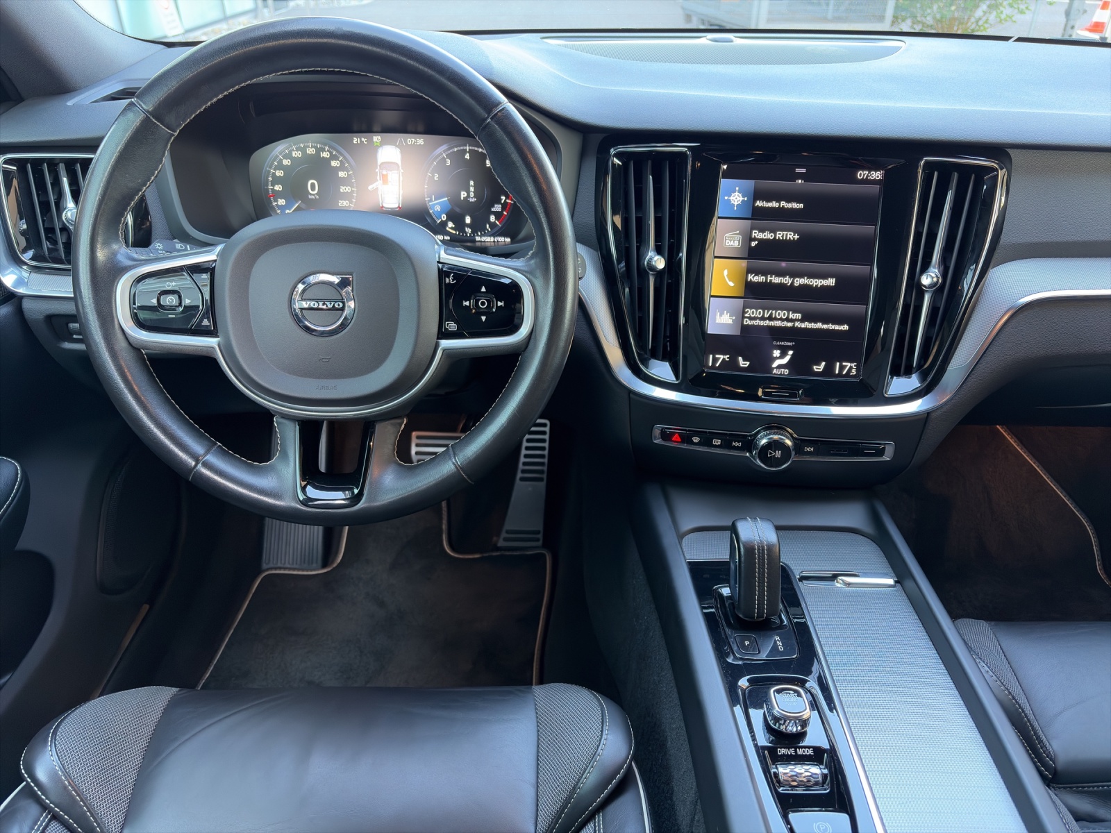 VOLVO V60 2.0 B5 R-Design AWD-image-9