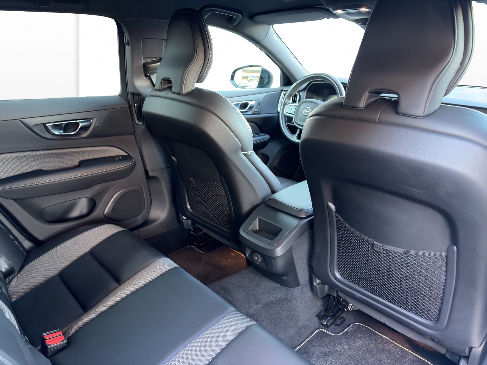 VOLVO V60 2.0 B5 R-Design AWD-image-17