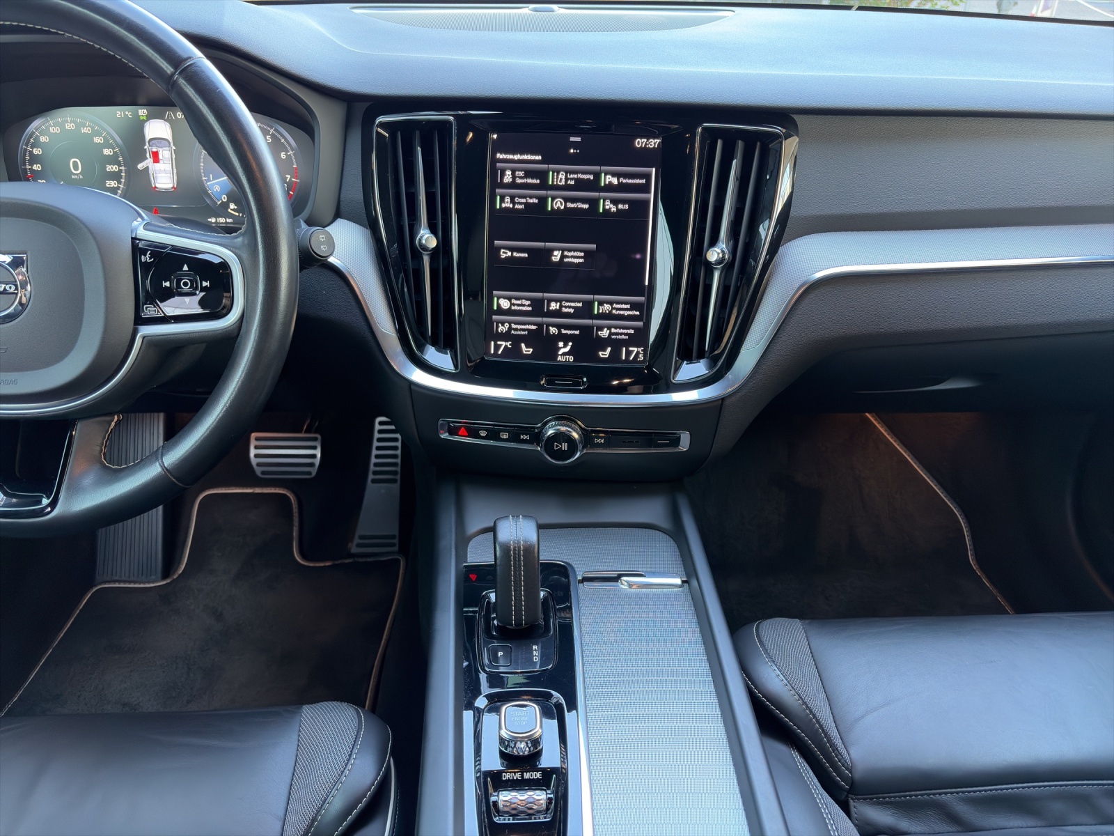 VOLVO V60 2.0 B5 R-Design AWD-image-10