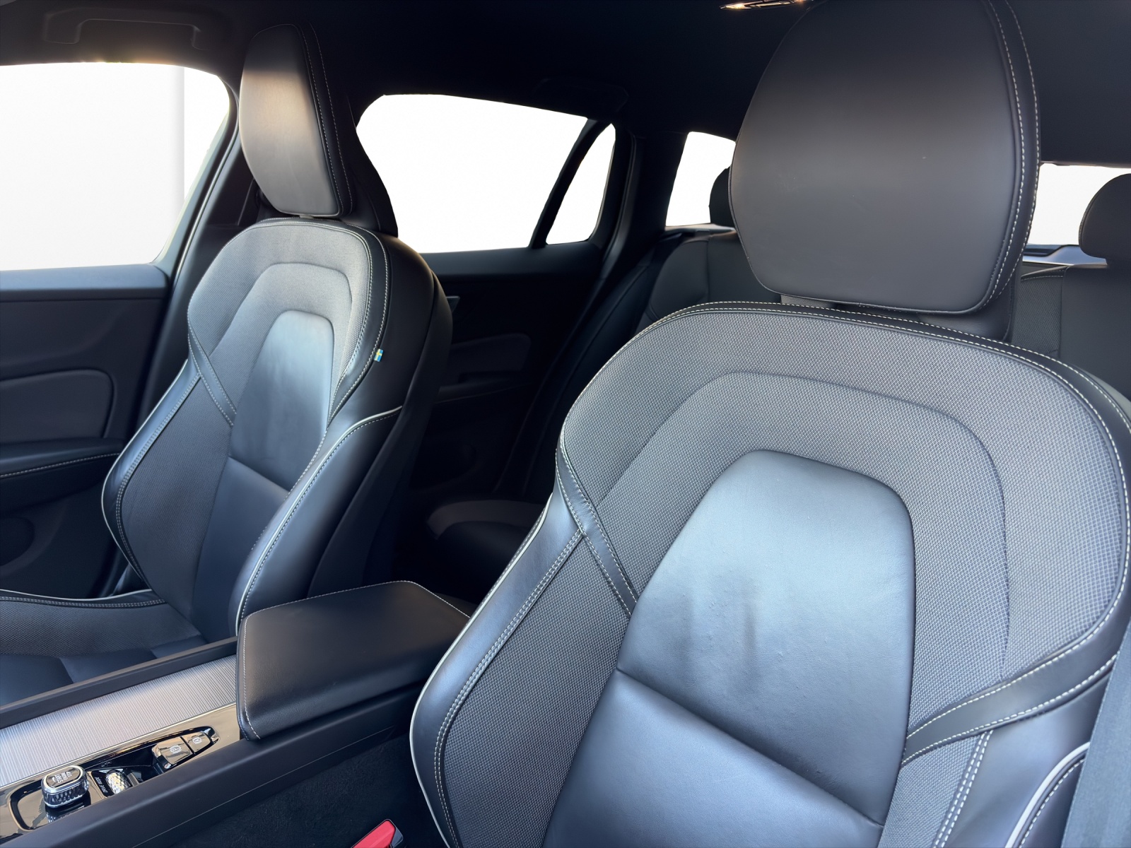 VOLVO V60 2.0 B5 R-Design AWD-image-8