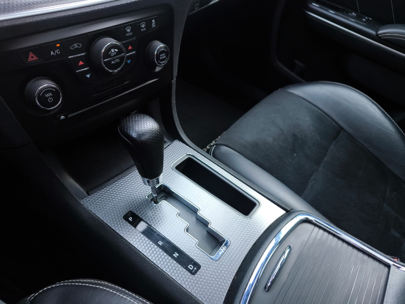 DODGE Charger 6.4 SRT-8-image-23