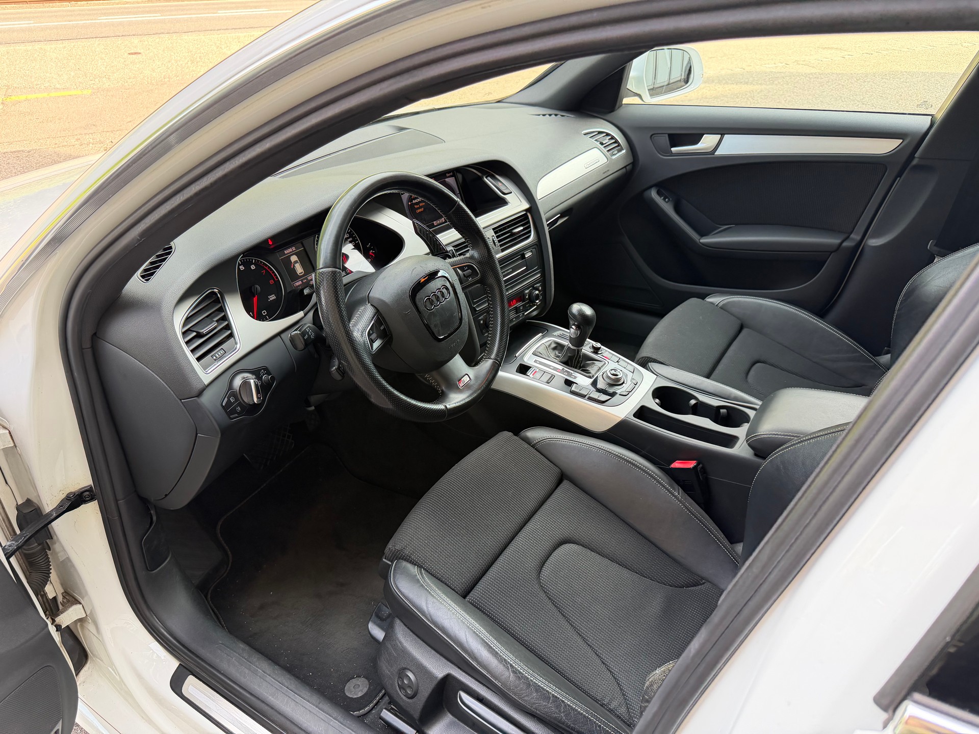 AUDI A4 Avant 2.0 TFSI quattro S-tronic-image-6