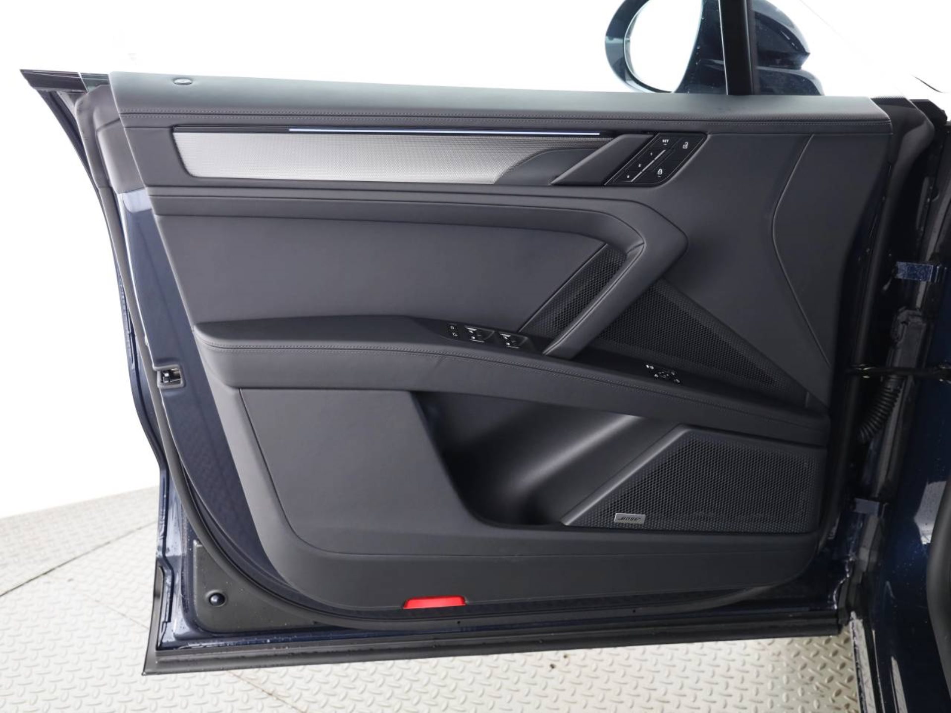 PORSCHE Cayenne Electric-image-17