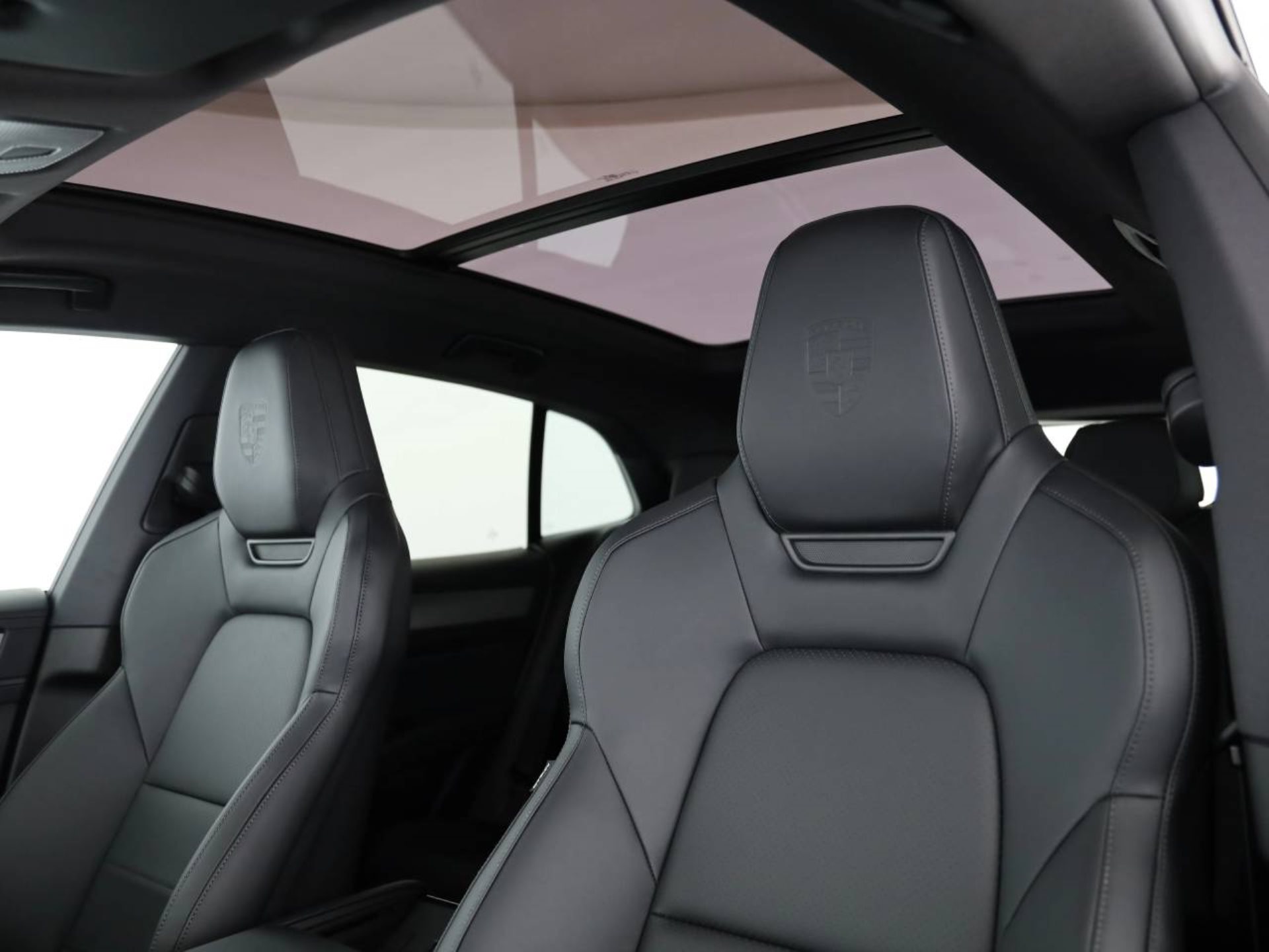 PORSCHE Cayenne Electric-image-14