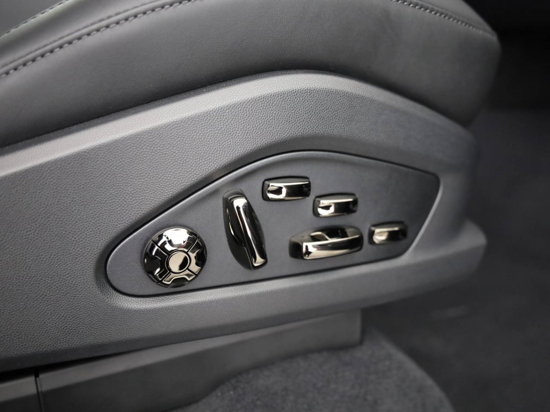 PORSCHE Cayenne Electric-image-16