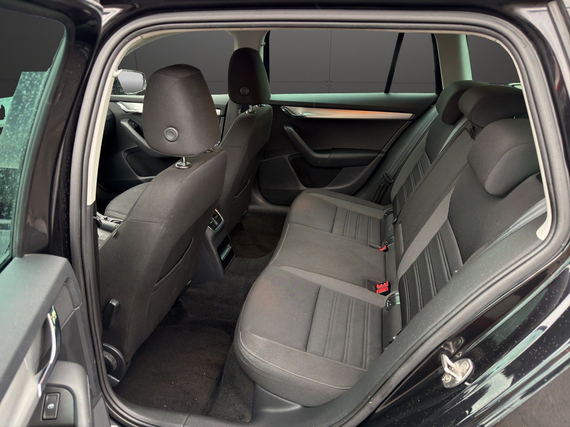 SKODA Octavia Combi 2.0 TDI Ambition 4x4 DSG-image-22