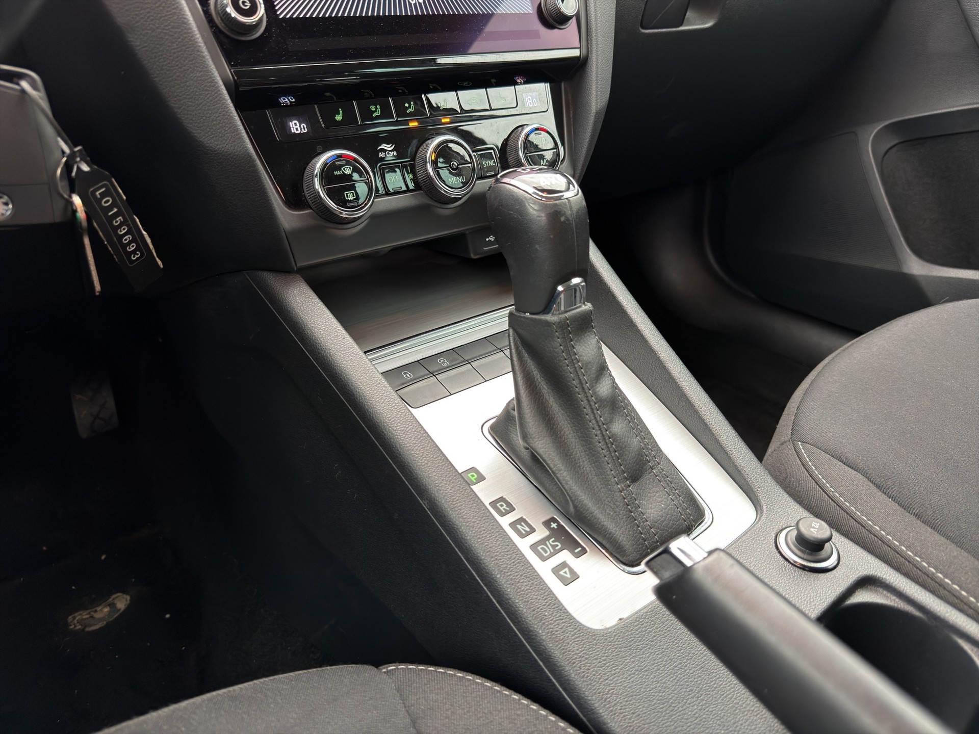 SKODA Octavia Combi 2.0 TDI Ambition 4x4 DSG-image-16