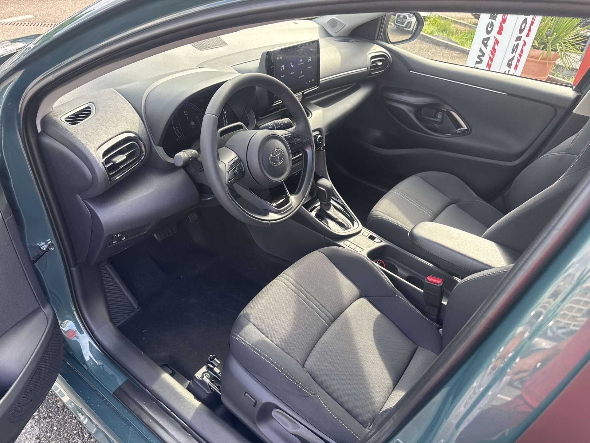 TOYOTA Yaris 1.5 Trend e-CVT Automat-image-5
