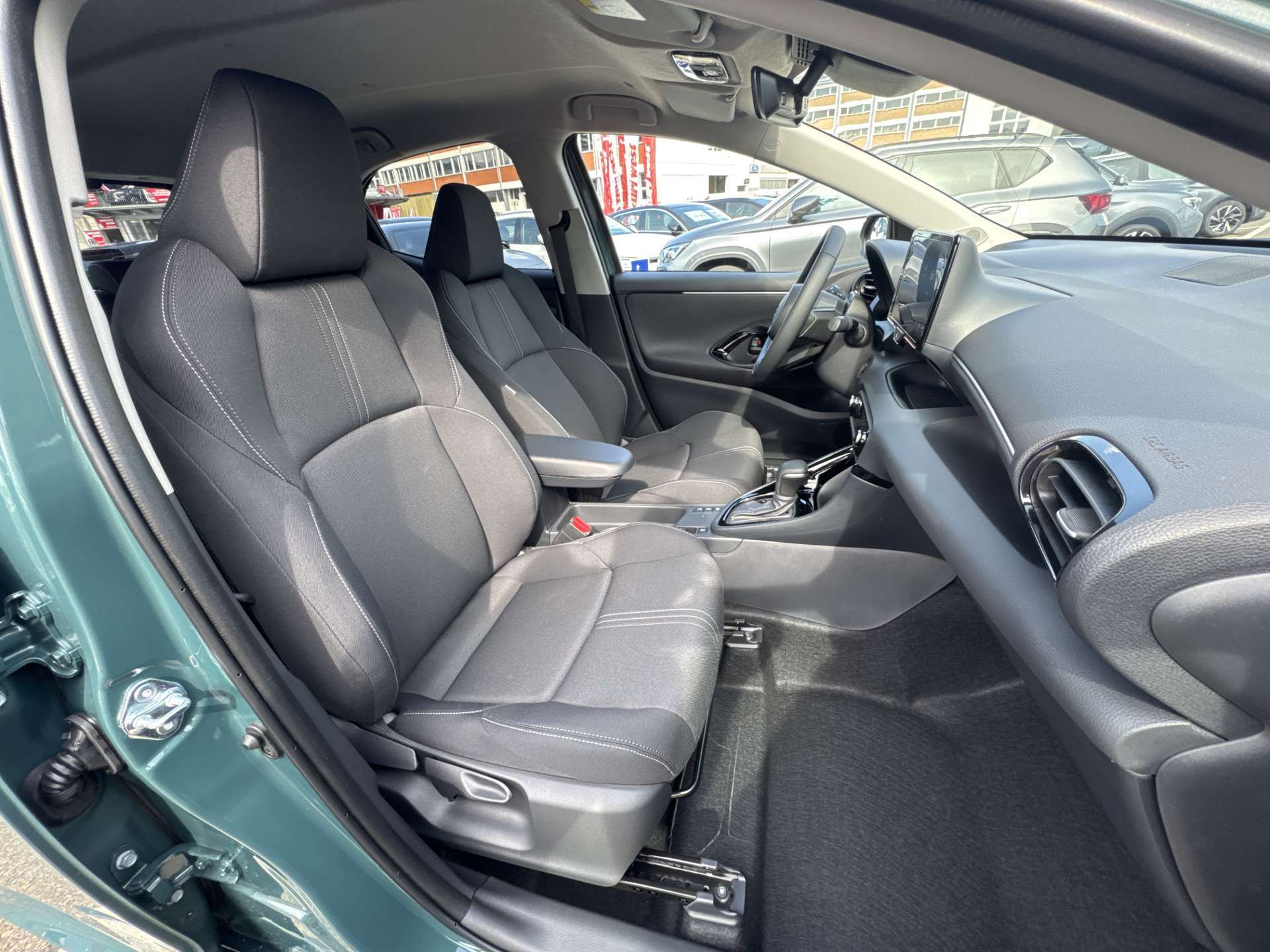 TOYOTA Yaris 1.5 Trend e-CVT Automat-image-12
