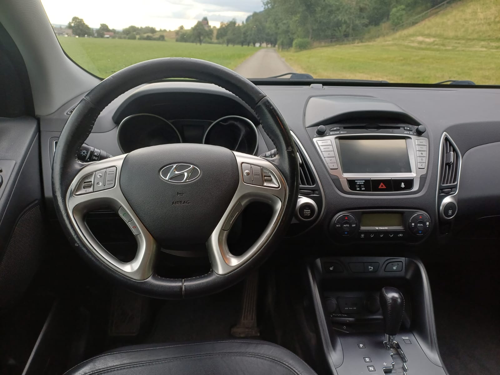 HYUNDAI iX 35 2.0 CRDi Premium 4WD Automatic-image-4