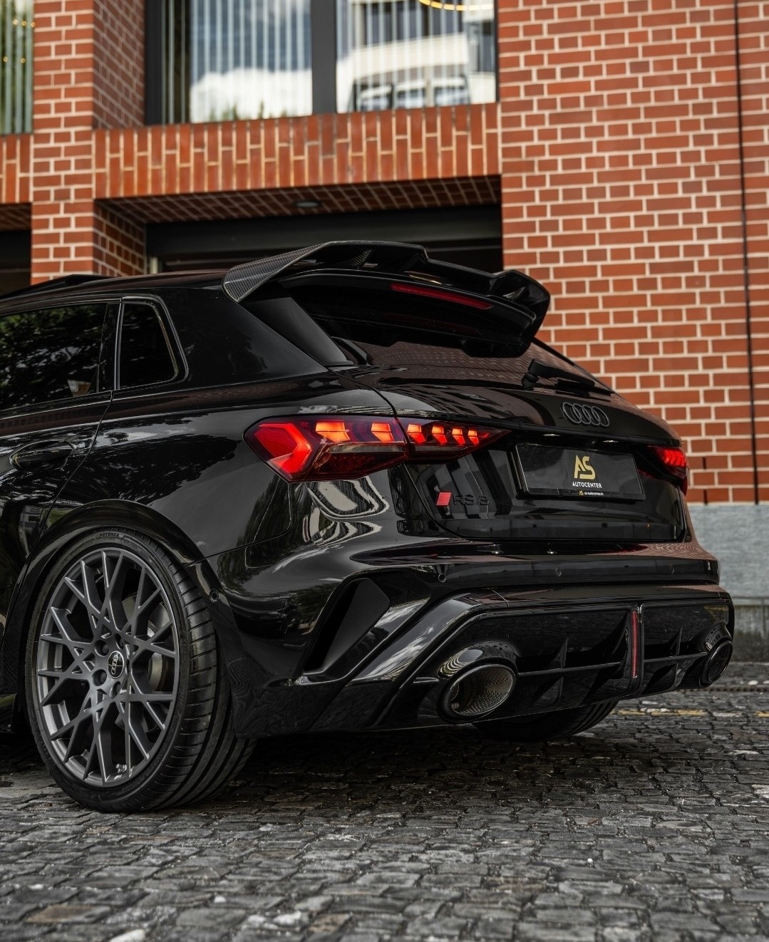 AUDI RS3 Sportback 2.5 TSI Facelift *BLACK* TRAUM | R8-SCHALENSITZE | PANORAMA | CARBON | 280 KMH-image-0