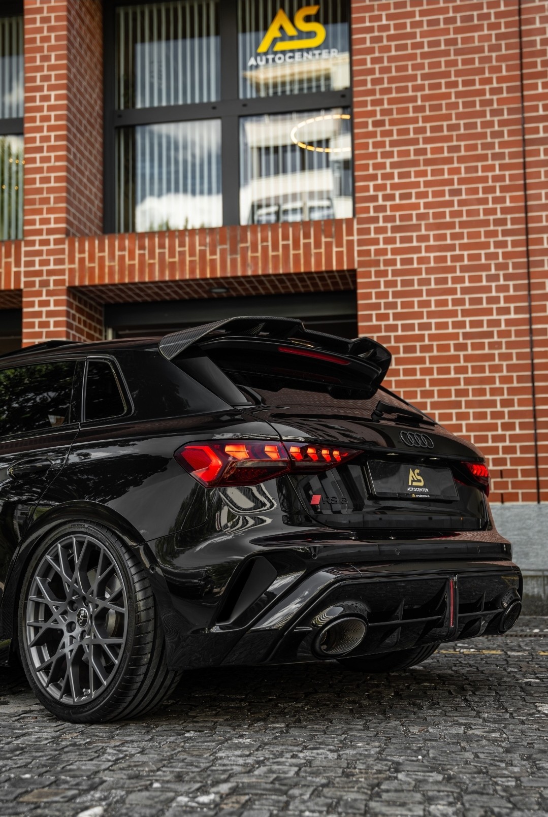 AUDI RS3 Sportback 2.5 TSI Facelift *BLACK* TRAUM | R8-SCHALENSITZE | PANORAMA | CARBON | 280 KMH-image-1