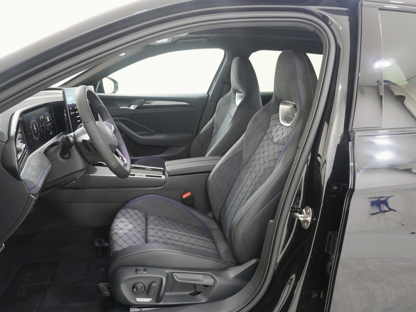 VW Passat Variant 2.0 TSI R-Line 4Motion DSG-image-12