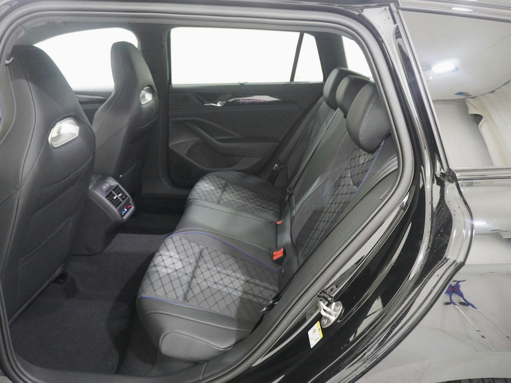 VW Passat Variant 2.0 TSI R-Line 4Motion DSG-image-14