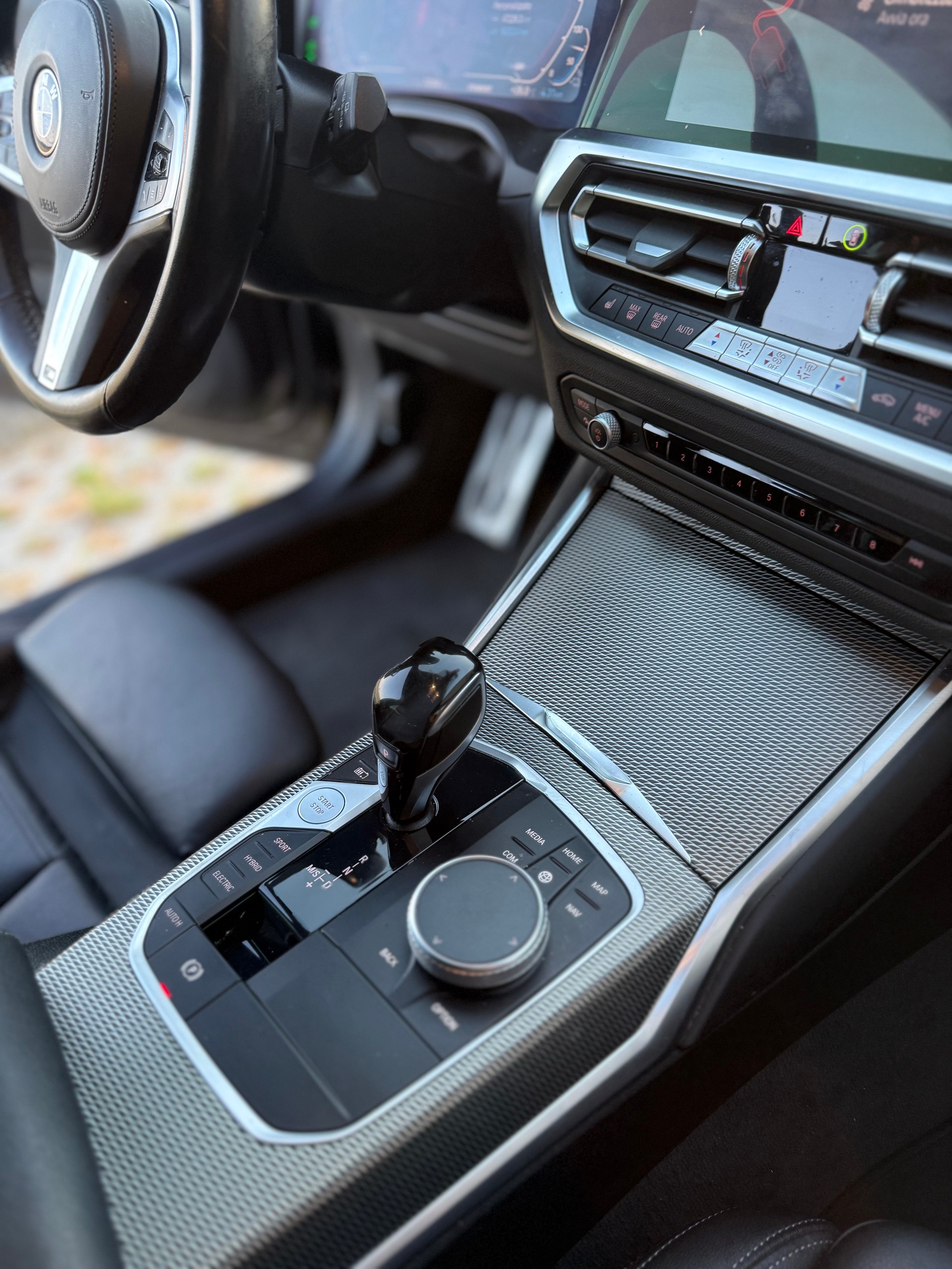 BMW 330e xDrive-image-7