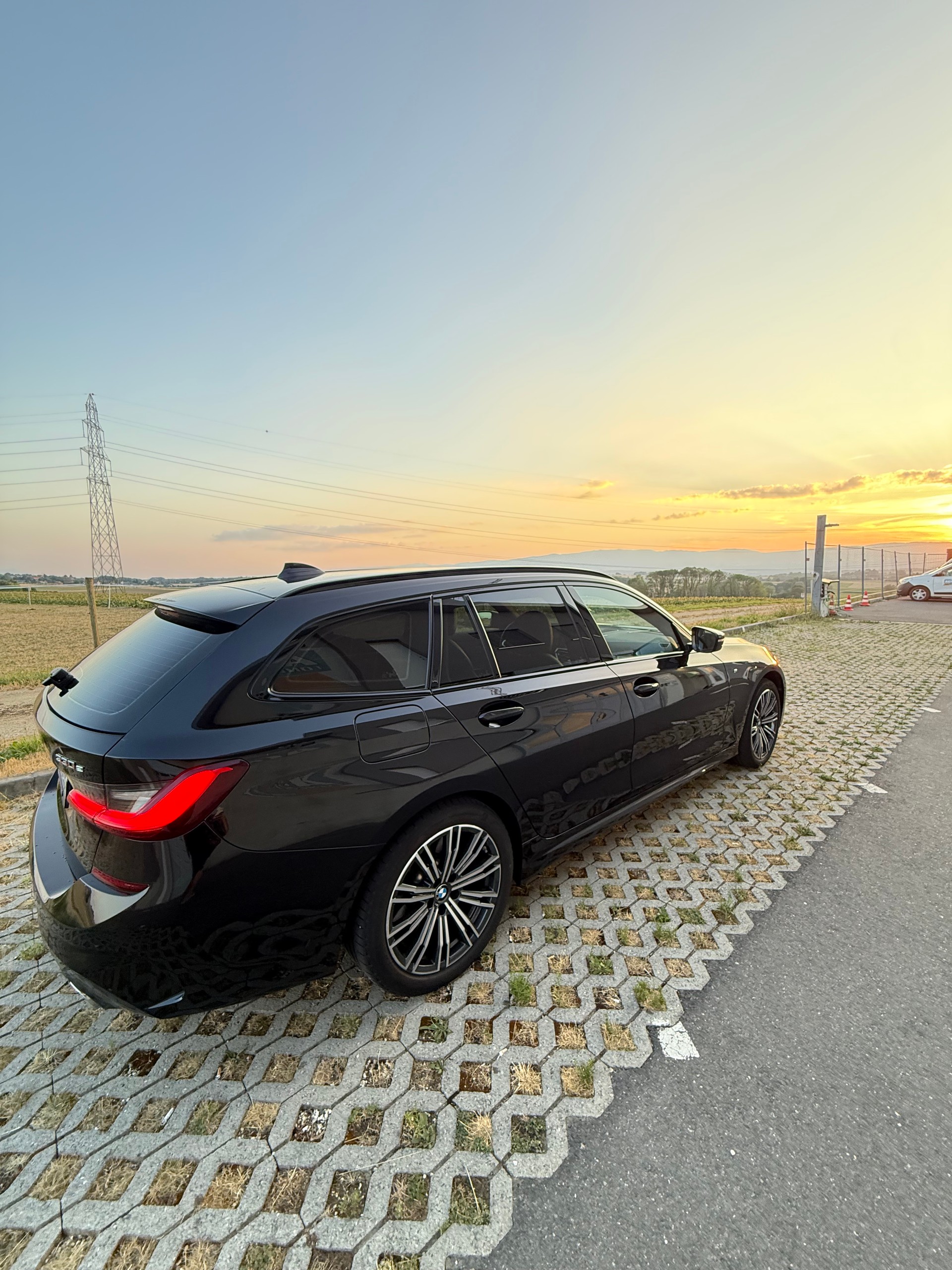 BMW 330e xDrive-image-3