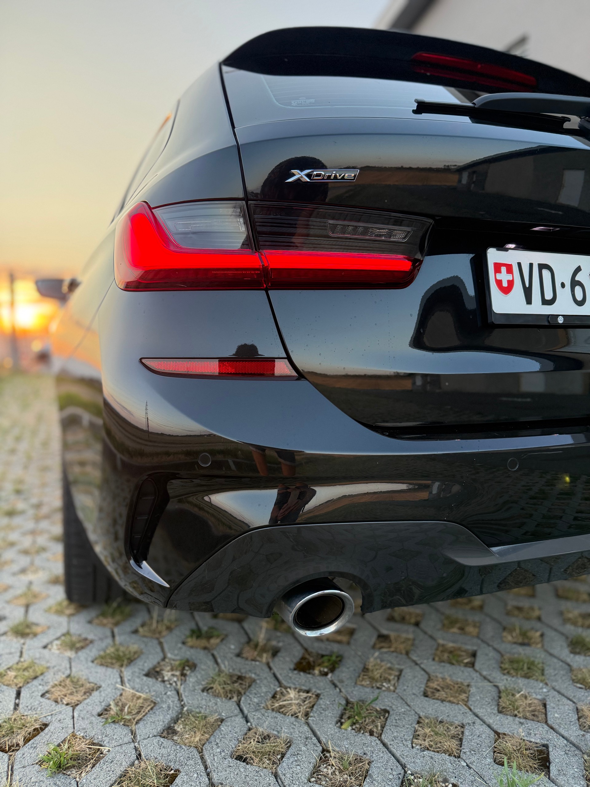 BMW 330e xDrive-image-1