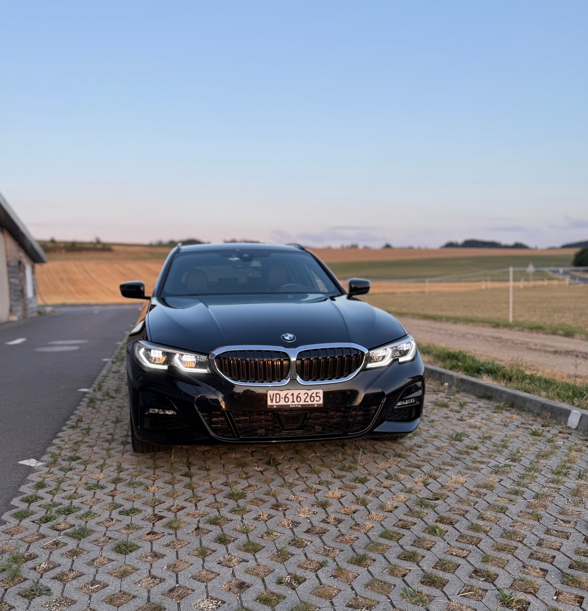 BMW 330e xDrive-image-0