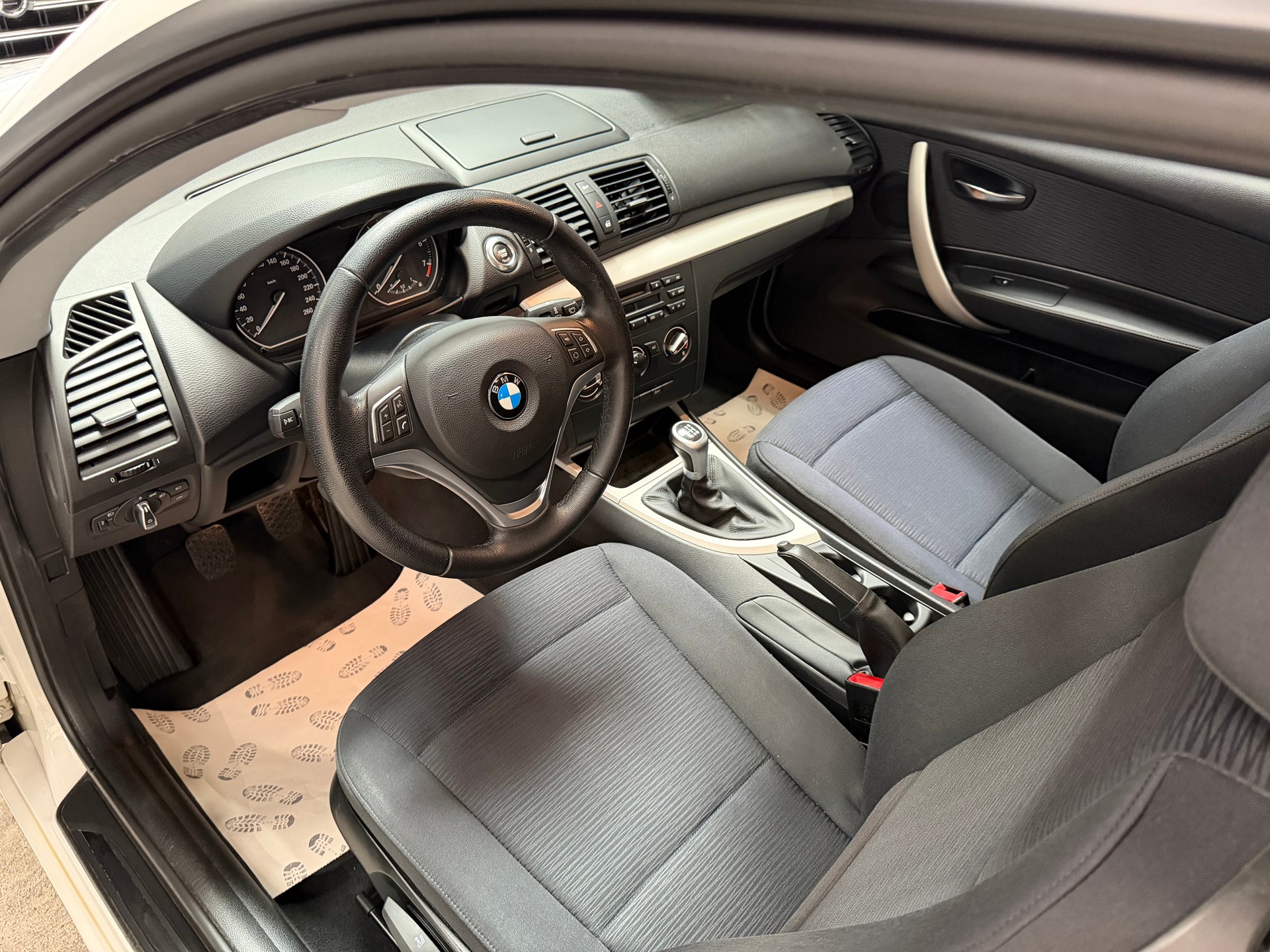 BMW 120i Coupé-image-13