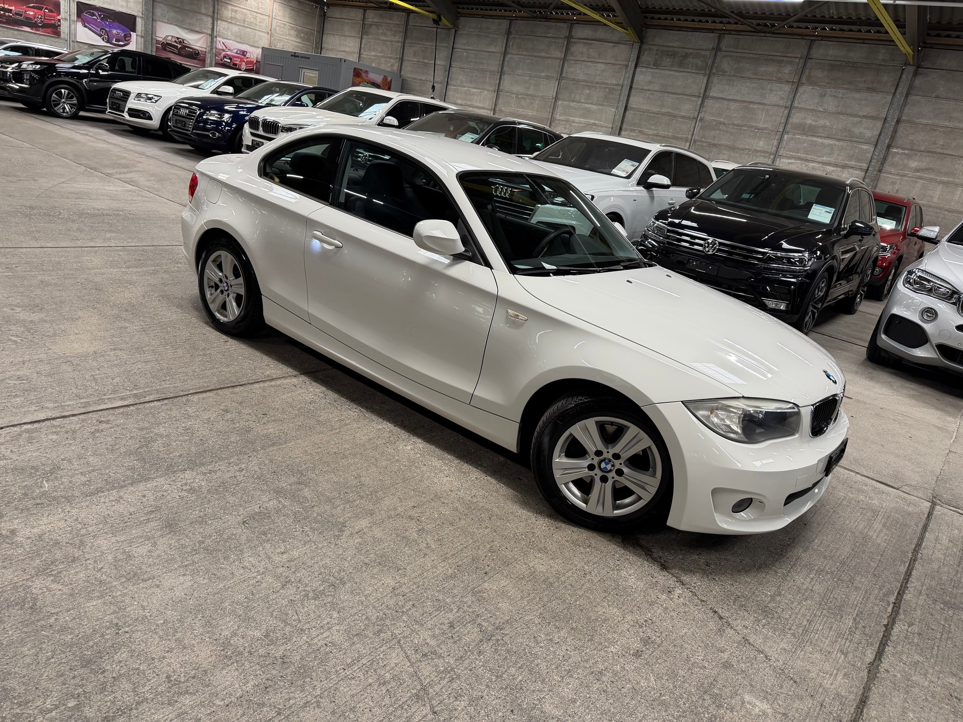 BMW 120i Coupé-image-0