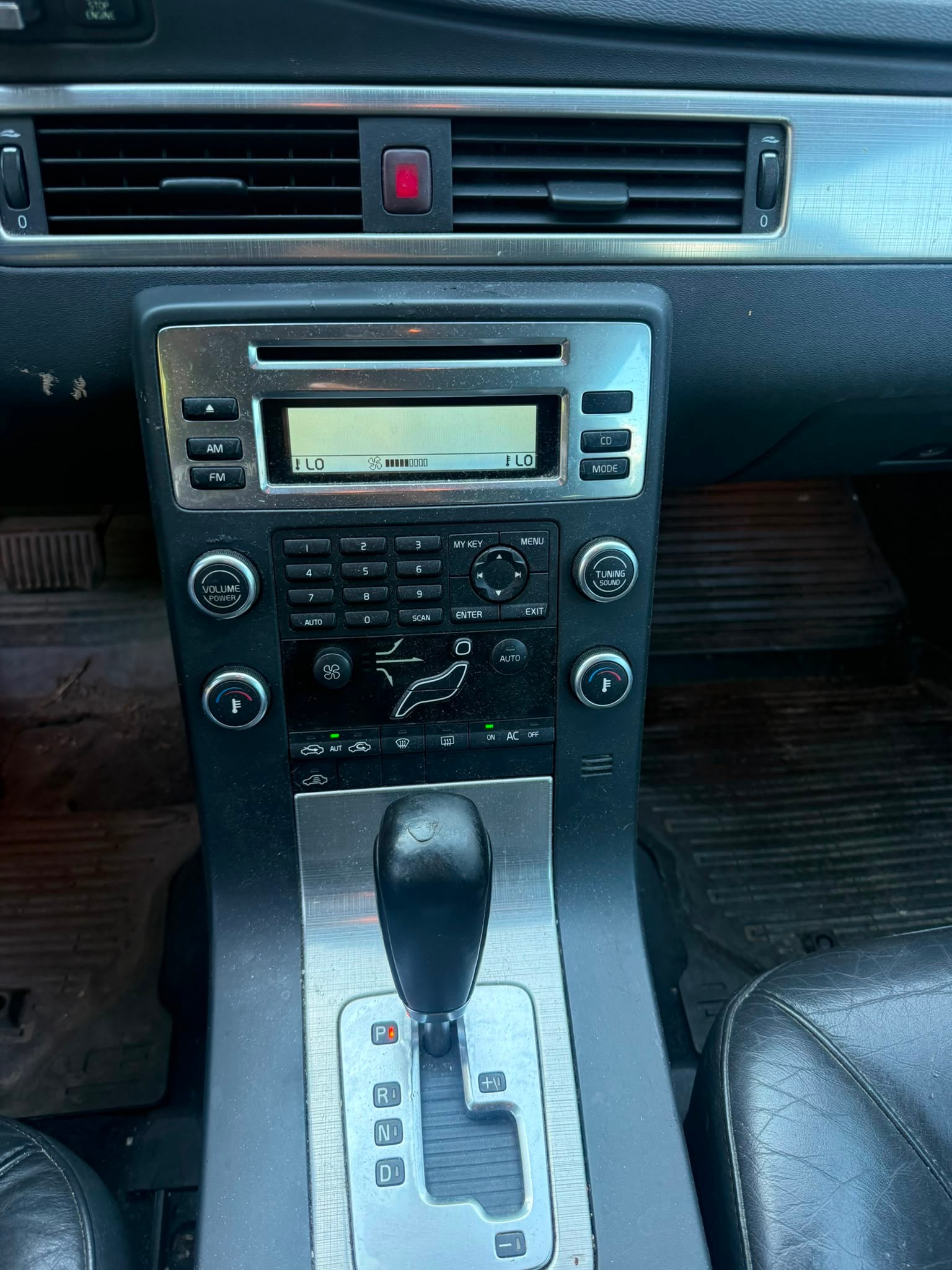 VOLVO V70 D5 Momentum Geartronic-image-10