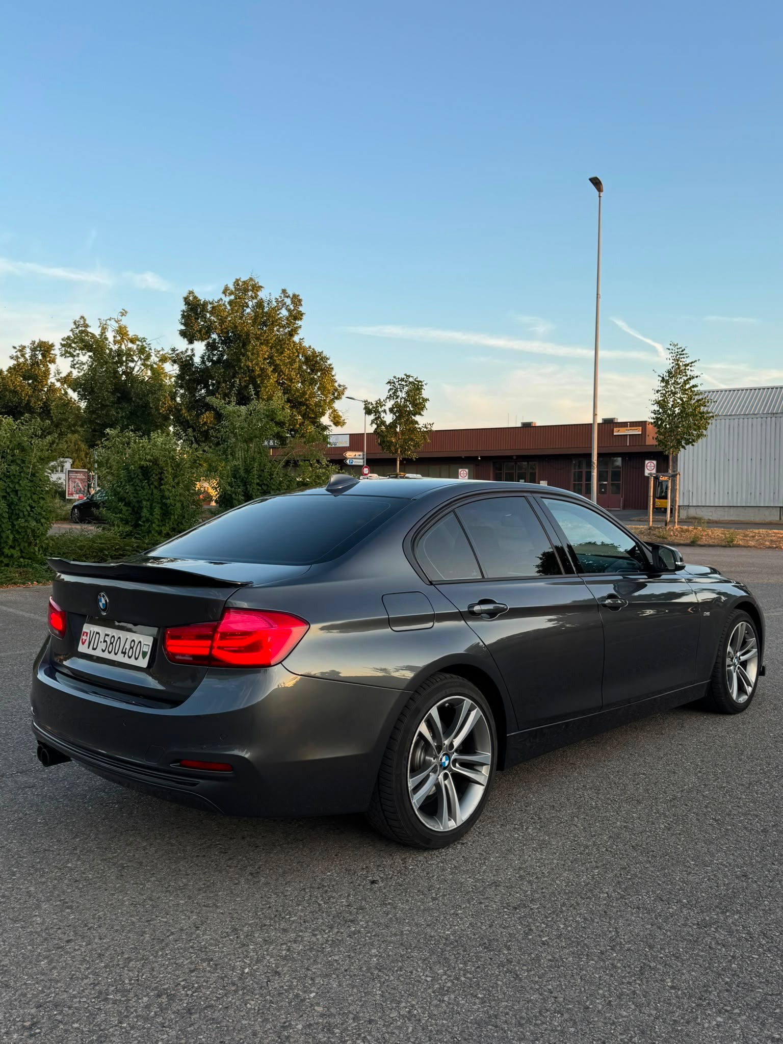 BMW 320i xDrive Sport Line Steptronic-image-2