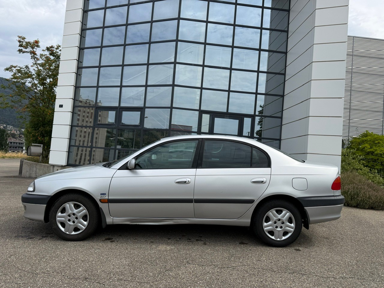 TOYOTA Avensis 2.0 Linea Sol Special-image-3