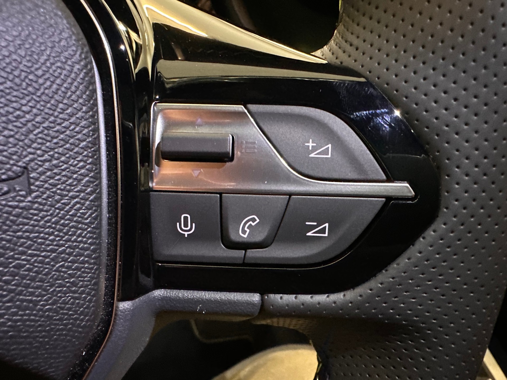 PEUGEOT 308 1.2 HEV 136 GT-image-21